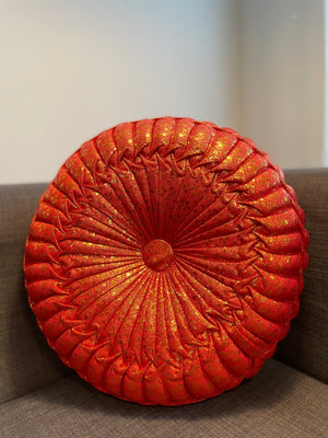 LaAb Berlin - rotes Kissen aus Thai Seide. Red cushion made of Thai silk.